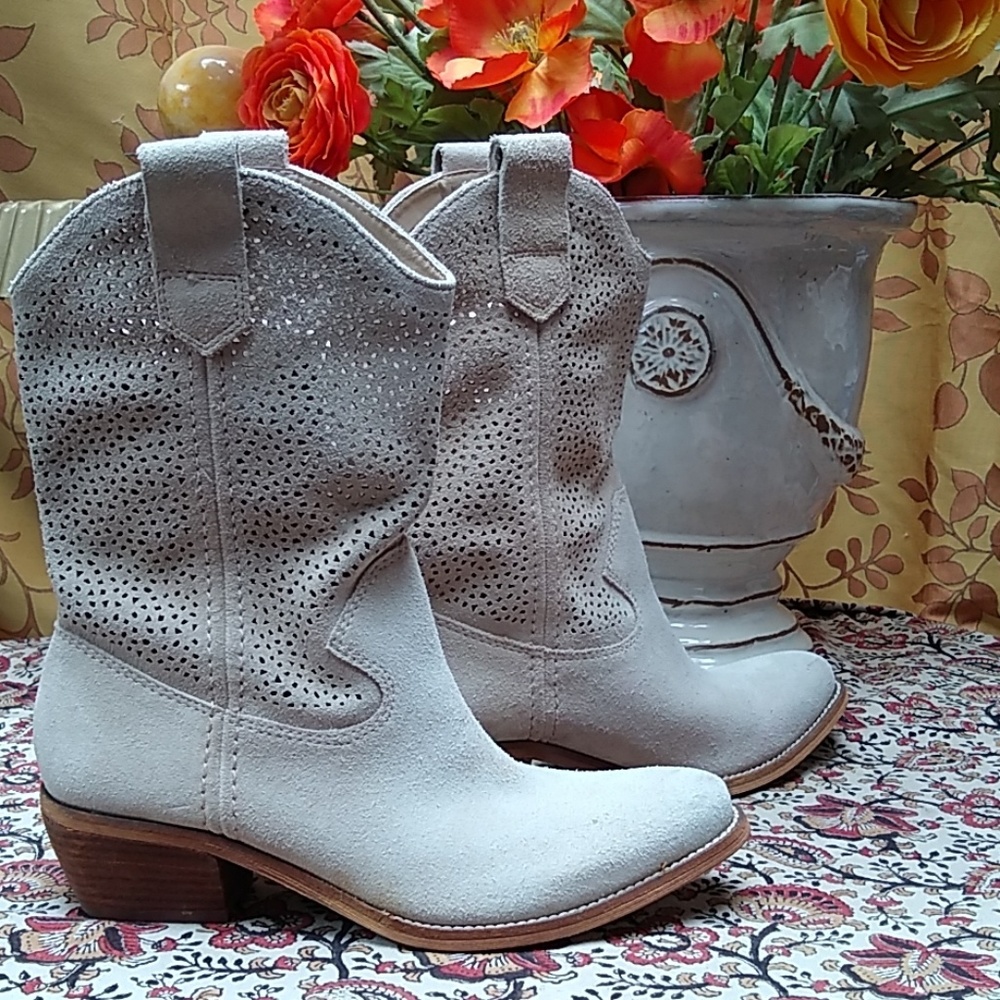 BCBGeneration Bastille cut out Suede Boots